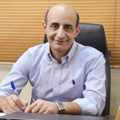 دکتر ایمان مومنی، متخصص پوست و مو، در اصفهان