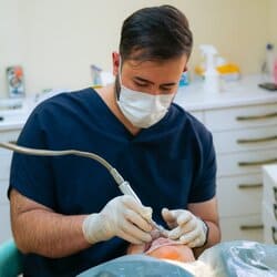 دکتر دانیال باقریان نژاد، دندانپزشک، در اصفهان