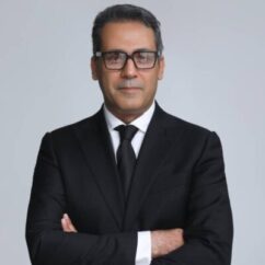 دکتر ونون آصفی، متخصص گوش، حلق و بینی، در شیراز