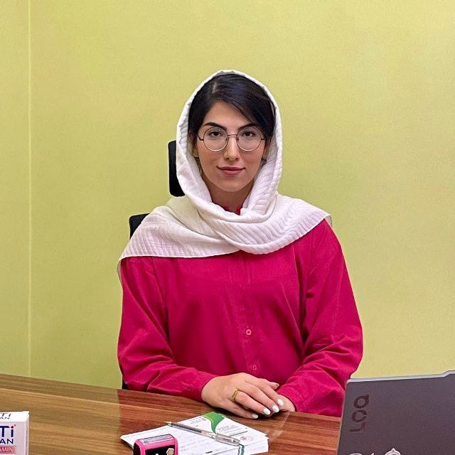 خانم آزاده اوجی، کارشناس تغذیه و رژیم‌درمانی، در شیراز