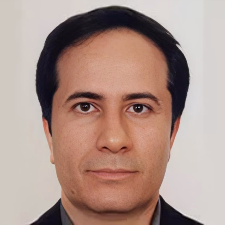 دکتر غلامحسین امینی، دندانپزشک فعال در خدمات زیبایی، در شیراز