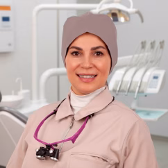 دکتر مریم فیروزمندی، دندانپزشک فعال در خدمات زیبایی، در شیراز